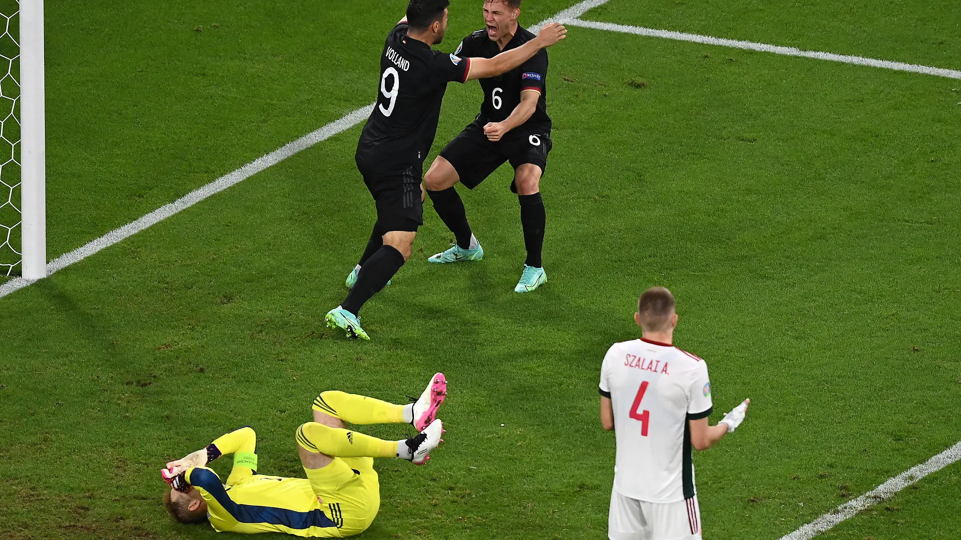 FUSSBALL Euro 2021 GRUPPE C Spiel 36 in Muenchen Deutschland - Ungarn 23.06.2021 Kevin Volland und Joshua Kimmich v.l, schwarzes Trikot, Deutschland jubeln nach dem 2:2. Torwart Peter Gulacsi li und Attila Szalai rem beide Ungarn sind enttaeuscht *** FOOTBALL Euro 2021 GROUP C match 36 in Munich Germany Hungary 23 06 2021 Kevin Volland and Joshua Kimmich v l, black jersey, Germany cheer after 2 2 goalkeeper Peter Gulacsi li and Attila Szalai rem both Hungary are disappointed