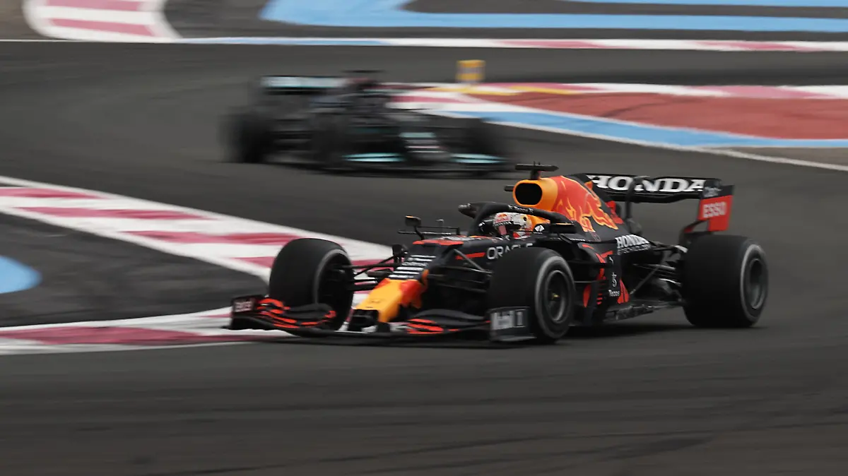 F1 Grand Prix of France Max Verstappen of Netherlands driving the 33 Red Bull Racing RB16B Honda and Lewis Hamilton of Great Britain driving the 44 Mercedes AMG Petronas F1 Team Mercedes W12 during the F1 Grand Prix of France at Circuit Paul Ricard on June 27, 2021 in Le Castellet, France. Le Castellet France breton-f1grandp210620_npEyt PUBLICATIONxNOTxINxFRA Copyright: xJosexBretonx