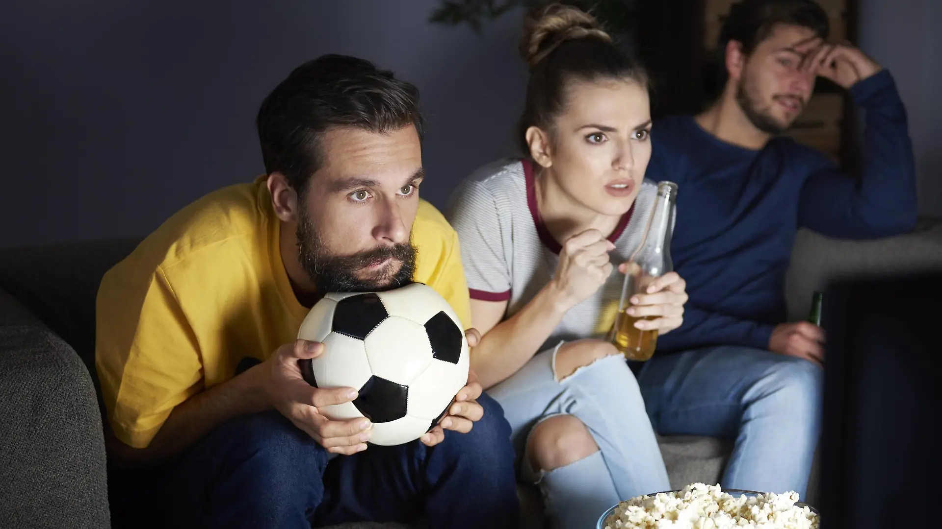 Worried friends sitting on the sofa watching Tv model released Symbolfoto property released PUBLICATIONxINxGERxSUIxAUTxHUNxONLY ABIF00093