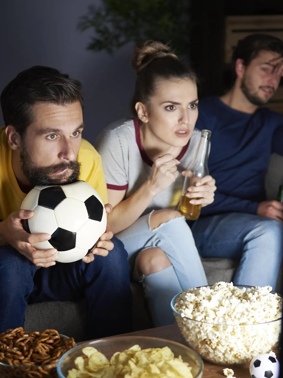 Worried friends sitting on the sofa watching Tv model released Symbolfoto property released PUBLICATIONxINxGERxSUIxAUTxHUNxONLY ABIF00093  