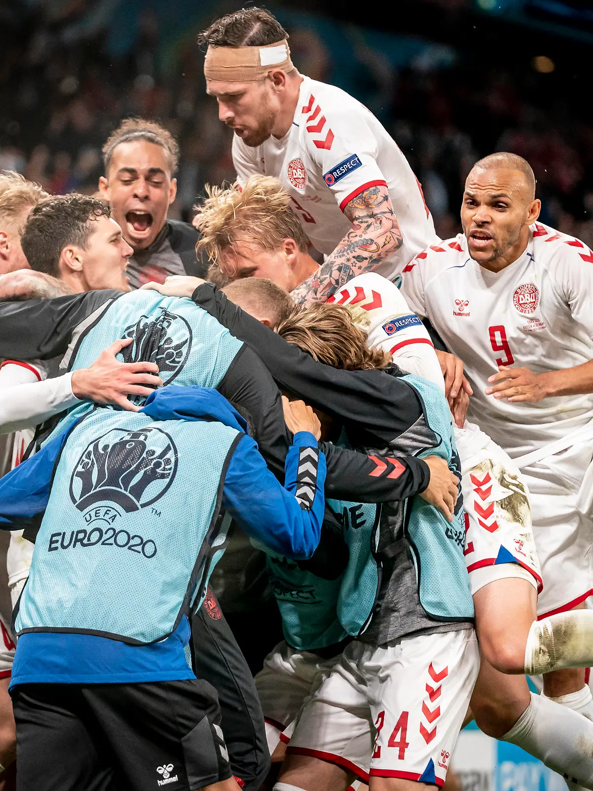 De danske spillere jubler efter at Andreas Christensen scorer under EM-kampen mellem Danmark og Rusland i Parken i Koebenhavn, mandag den 21. juni 2021.. , Copenhagen Denmark *** The Danish players cheer after Andreas Christensen scores during the European Championship match between Denmark and Russia in the Park in Copenhagen, Monday 21 June 2021, Copenhagen Denmark PUBLICATIONxINxGERxSUIxAUTxONLY Copyright: RitzauxScanpix MadsxClausxRasmussenx COP101 spdk20210621-232121-L 