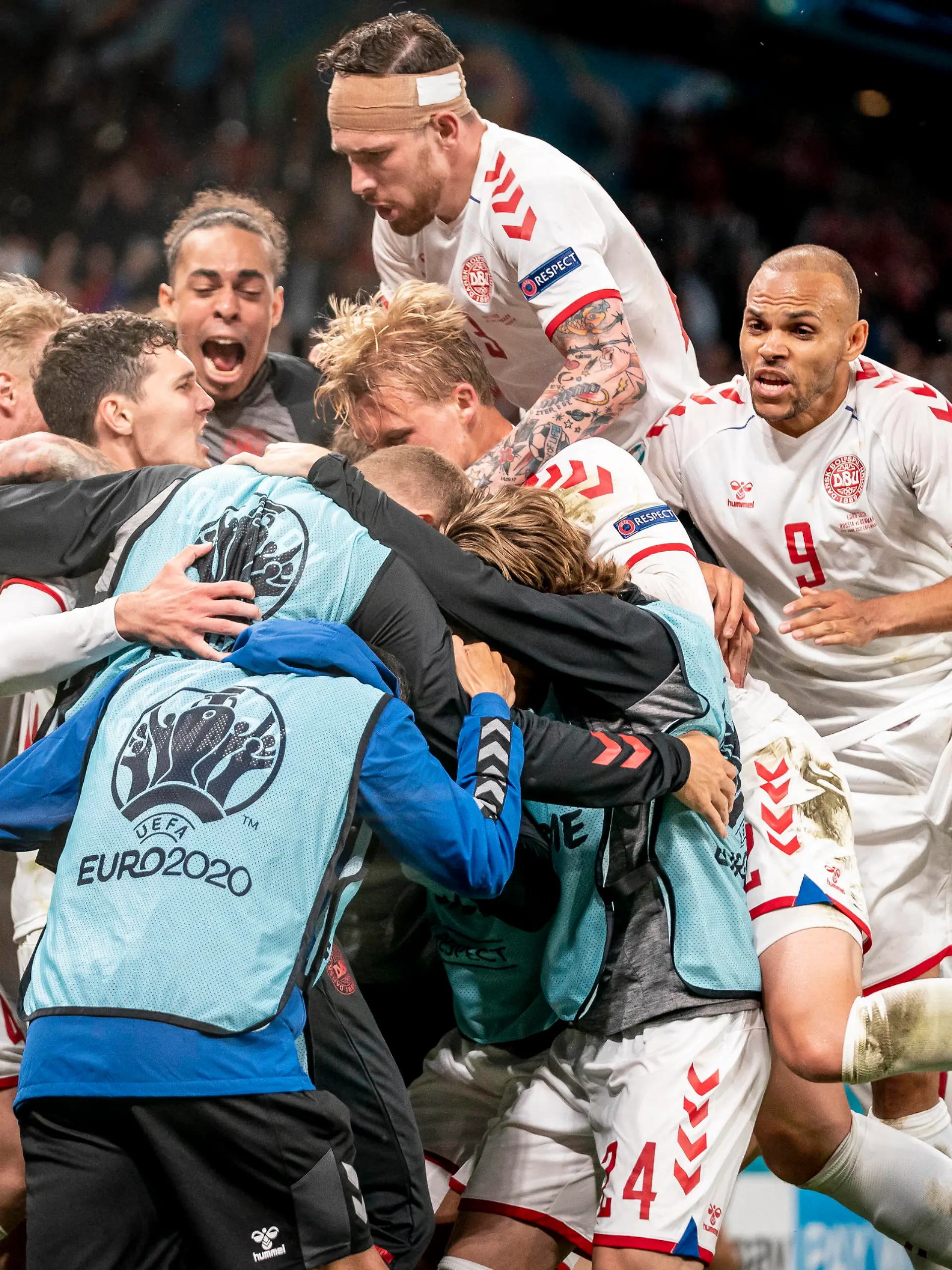 De danske spillere jubler efter at Andreas Christensen scorer under EM-kampen mellem Danmark og Rusland i Parken i Koebenhavn, mandag den 21. juni 2021.. , Copenhagen Denmark *** The Danish players cheer after Andreas Christensen scores during the European Championship match between Denmark and Russia in the Park in Copenhagen, Monday 21 June 2021, Copenhagen Denmark PUBLICATIONxINxGERxSUIxAUTxONLY Copyright: RitzauxScanpix MadsxClausxRasmussenx COP101 spdk20210621-232121-L 