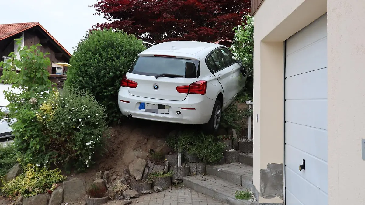 Die 23-jährige Fahranfängerin landete mit ihrem BMW im Garten