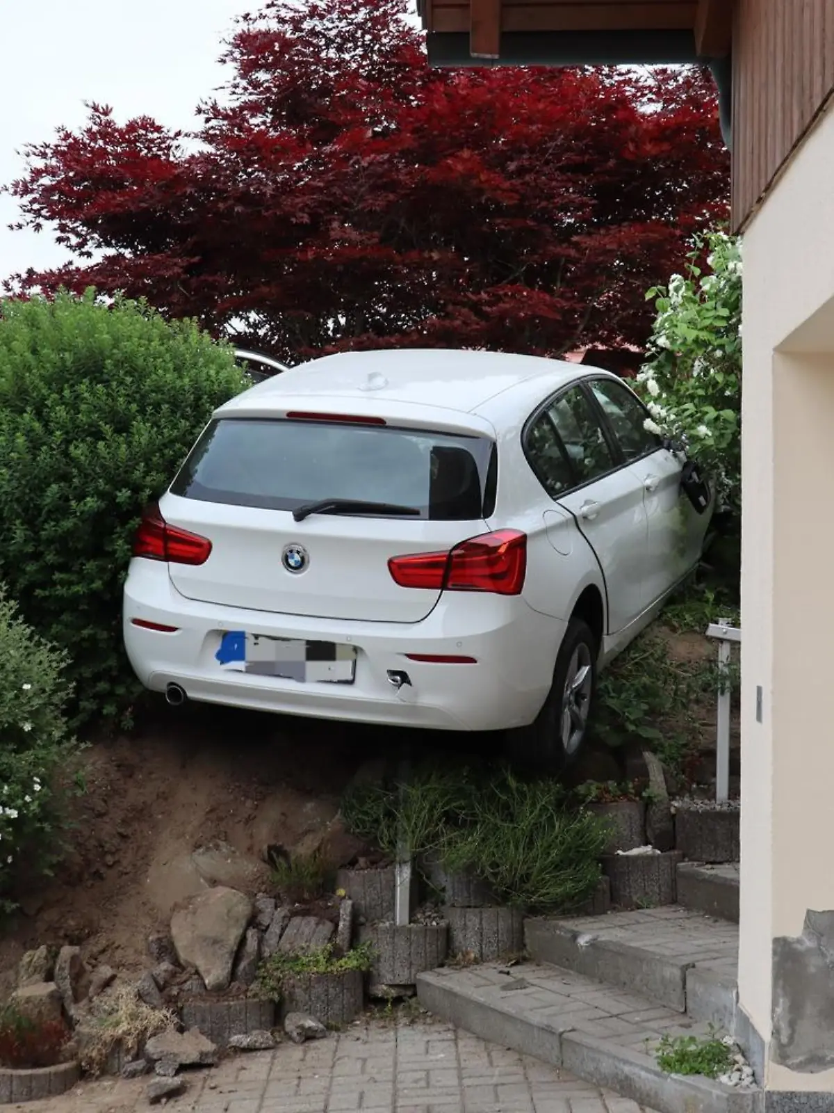Die 23-jährige Fahranfängerin landete mit ihrem BMW im Garten