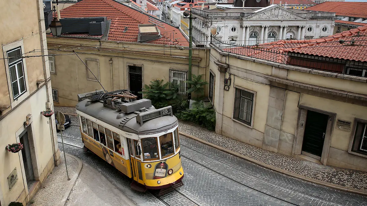 18.06.2021, Portugal, Lissabon: Eine Straßenbahn ist auf einer Straße in der Innenstadt zu sehen. Wegen einer besorgniserregenden Ausbreitung der Delta-Variante des Coronavirus ist Lissabon für zweieinhalb Tage abgeriegelt. Foto: Pedro Fiuza/ZUMA Wire/dpa +++ dpa-Bildfunk +++