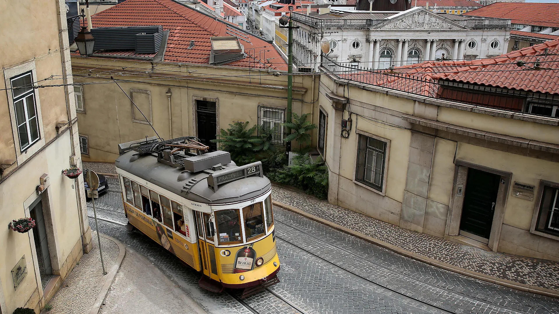 18.06.2021, Portugal, Lissabon: Eine Straßenbahn ist auf einer Straße in der Innenstadt zu sehen. Wegen einer besorgniserregenden Ausbreitung der Delta-Variante des Coronavirus ist Lissabon für zweieinhalb Tage abgeriegelt. Foto: Pedro Fiuza/ZUMA Wire/dpa +++ dpa-Bildfunk +++
