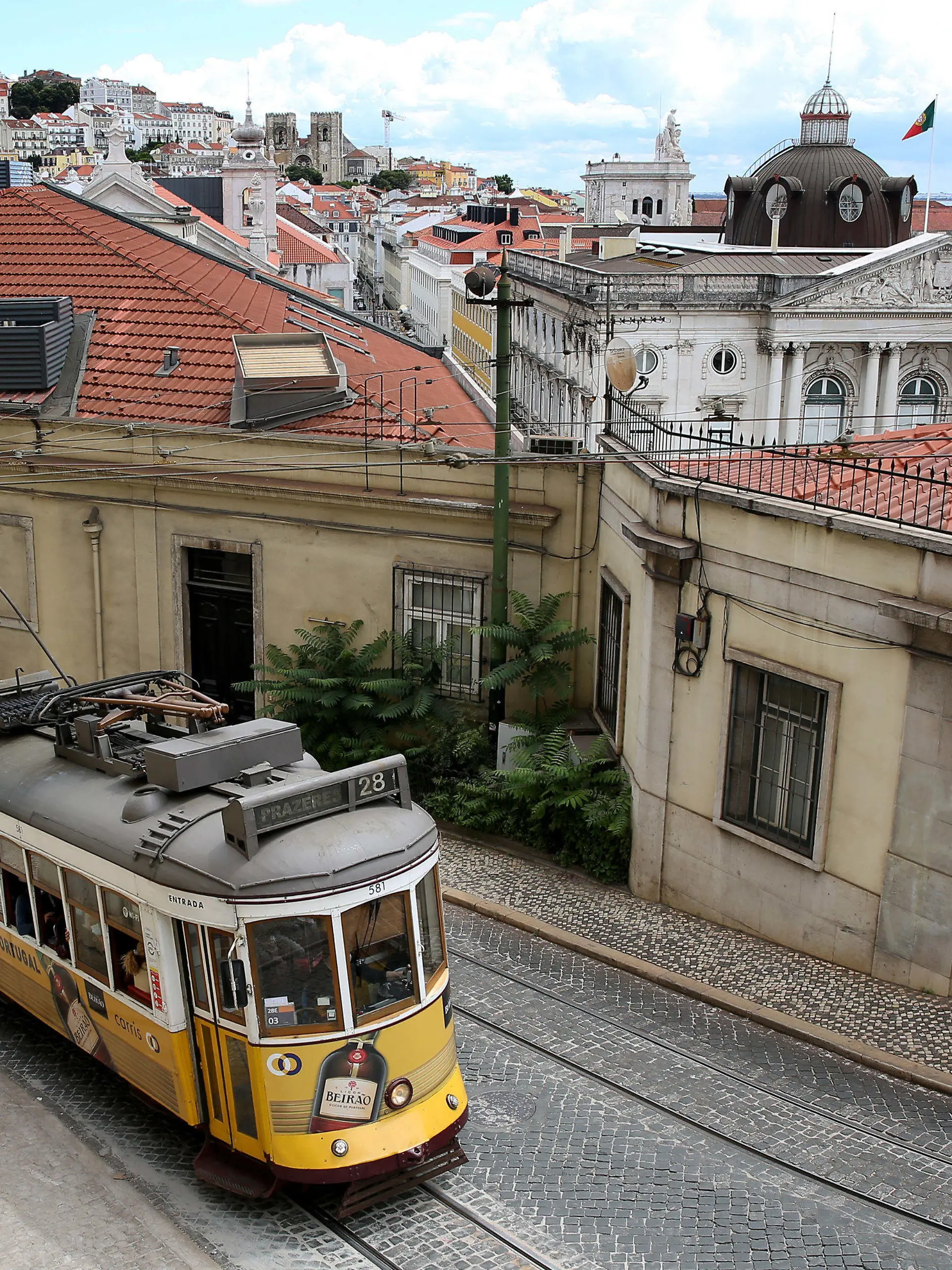 18.06.2021, Portugal, Lissabon: Eine Straßenbahn ist auf einer Straße in der Innenstadt zu sehen. Wegen einer besorgniserregenden Ausbreitung der Delta-Variante des Coronavirus ist Lissabon für zweieinhalb Tage abgeriegelt. Foto: Pedro Fiuza/ZUMA Wire/dpa +++ dpa-Bildfunk +++