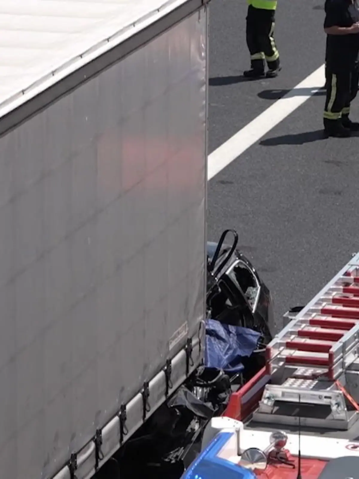Zwischen Neutraubling und Regensburg ist es zu einem heftigen Crash auf der A3 gekommen. Ein Auto ist aus noch unerklärten Gründen auf einen LKW aufgefahren. Alle vier Insassen des Autos wurden dabei getötet.