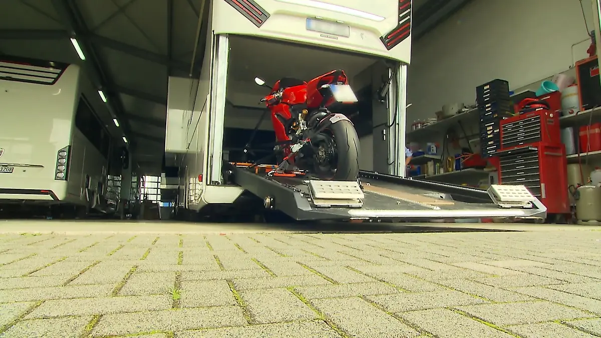 Klaus Hünerkopf baut Motorrad-Garage in Camper