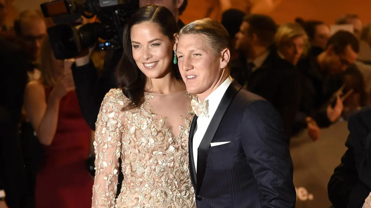Bastian Schweinsteiger mit Ehefrau Ana Ivanovic bei der Verleihung des Medien- und Fernsehpreises Bambi 2016 im Theater am Potsdamer Platz. Berlin, 17.11.2016 xF.xKernx/xFuturexImage Bastian Schweinsteiger with Wife Ana Ivanovic at the award Ceremony the Media and Television Bambi 2016 in Theatre at Potsdam square Berlin 17 11 2016 Photo XF xKernx xFuturexImage imago/FuturexImage  