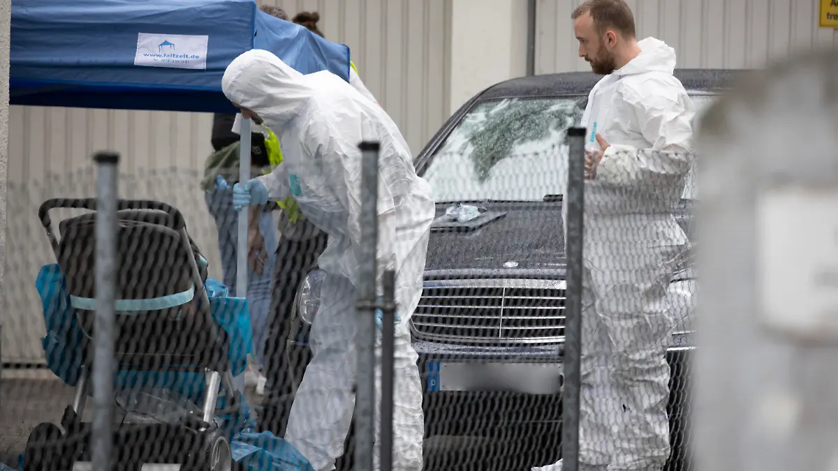 22.06.2021, Hessen, Frankfurt/Main: Kriminalbeamte der hessischen Polizei untersuchen den Tatort im Stadtteil Griesheim nach Spuren. Nach Schüssen hatte die Polizei einen leblosen Mann in einer Wohnung gefunden. Die Hintergründe des Geschehens sind weiter unklar. Foto: Helmut Fricke/dpa - ACHTUNG: Das Kfz-Kennzeichen ist aus rechtlichen Gründen gepixelt +++ dpa-Bildfunk +++