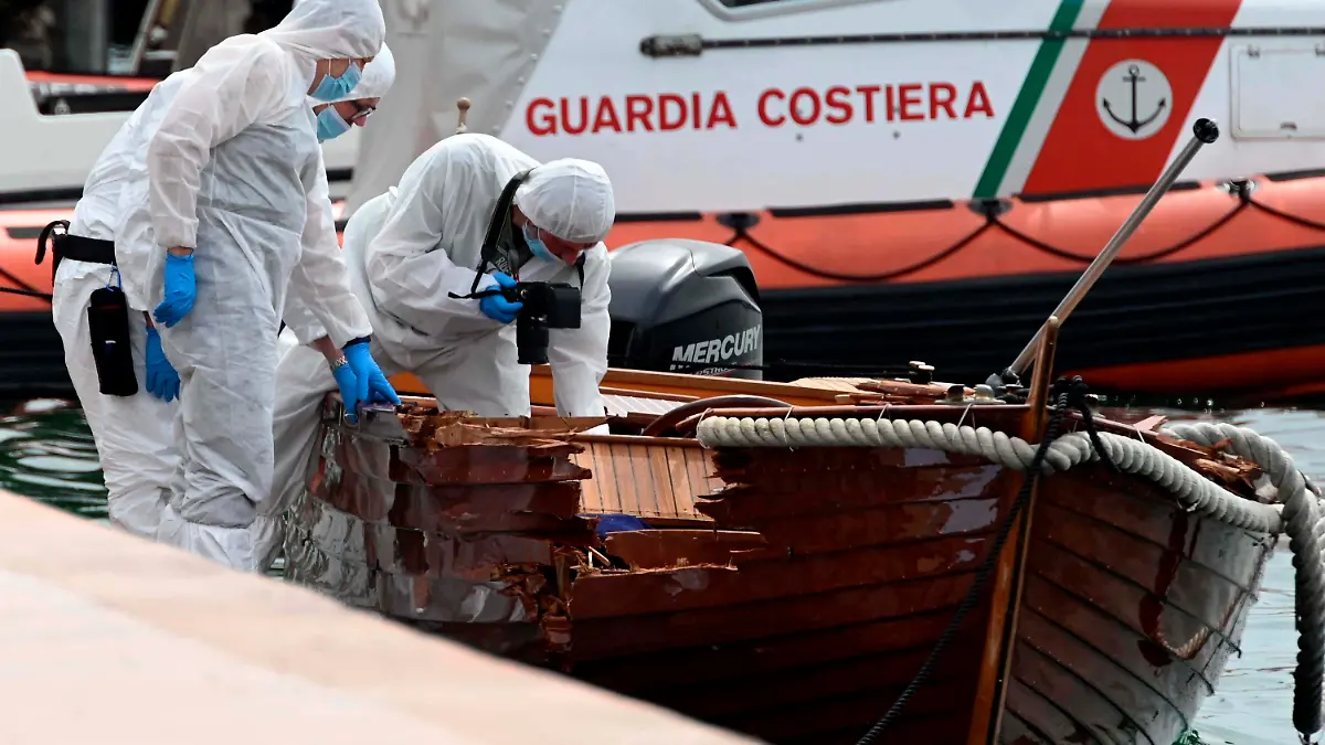 20.06.2021, Italien, Salo: Italienische Forensiker begutachten den Schaden an einem Boot. Im Fall zweier Toter auf dem Gardasee nach einer mutmaßlichen Bootskollision ermittelt die italienische Polizei gegen zwei Deutsche aus München. Foto: Gabriele Strada/AP/dpa +++ dpa-Bildfunk +++