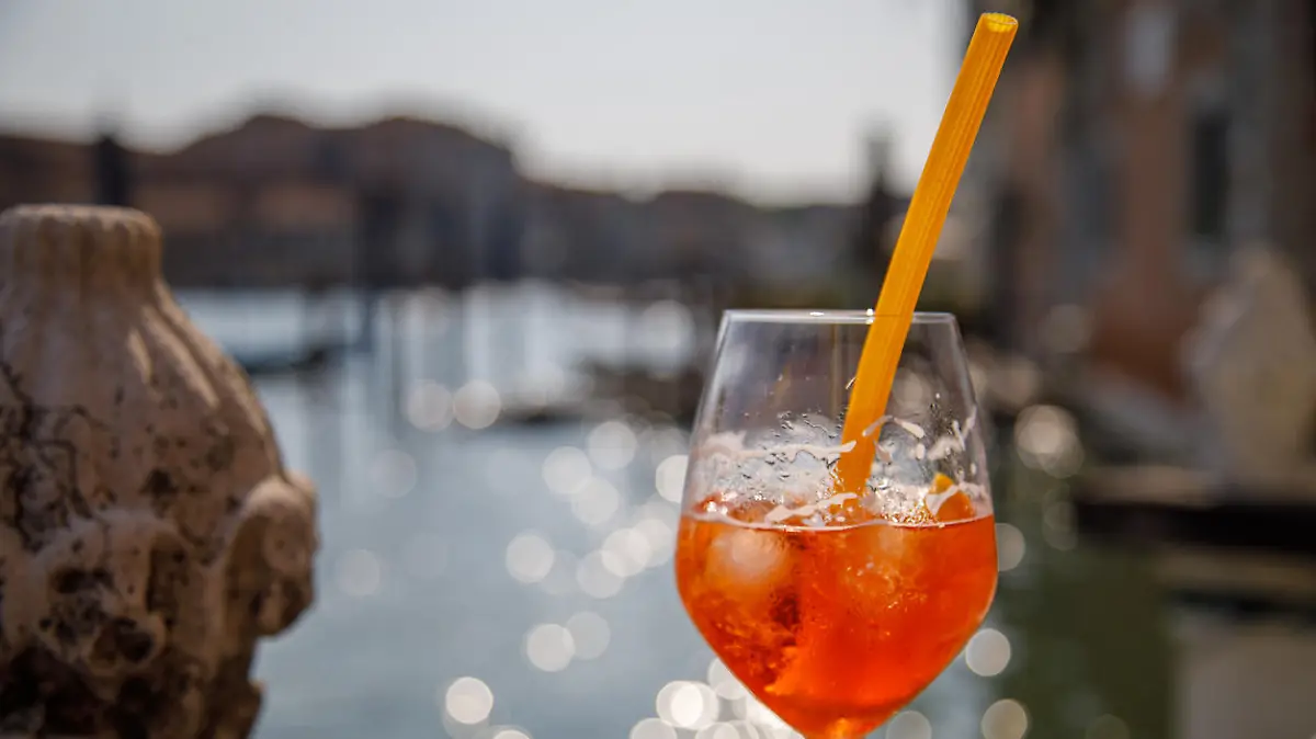 Roter Aperitif mit Nudel als Strohhalm
