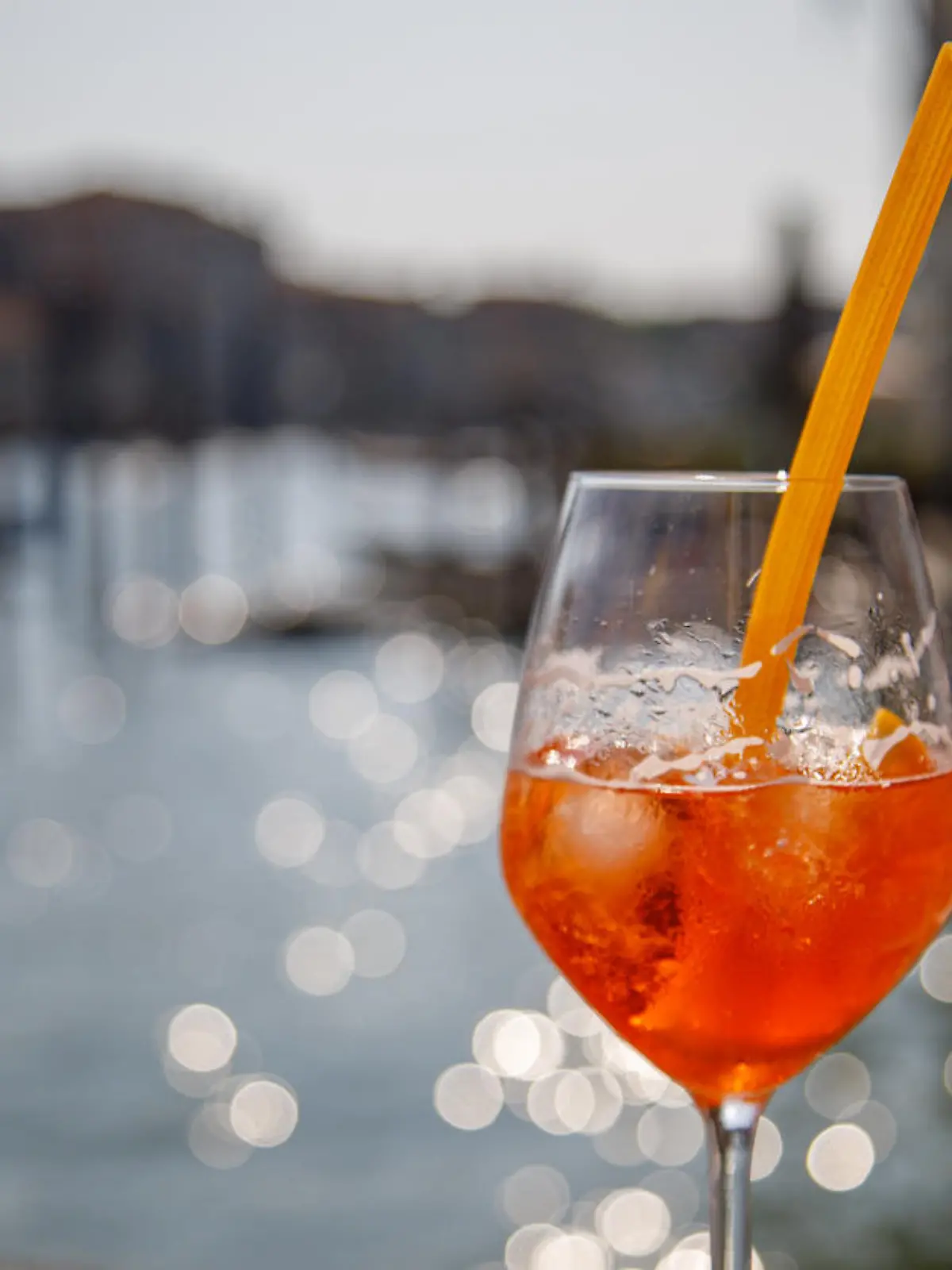 Roter Aperitif mit Nudel als Strohhalm