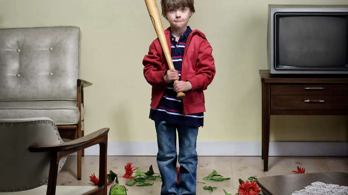 Kind hat mit Baseballschläger Vase kaputt gemacht