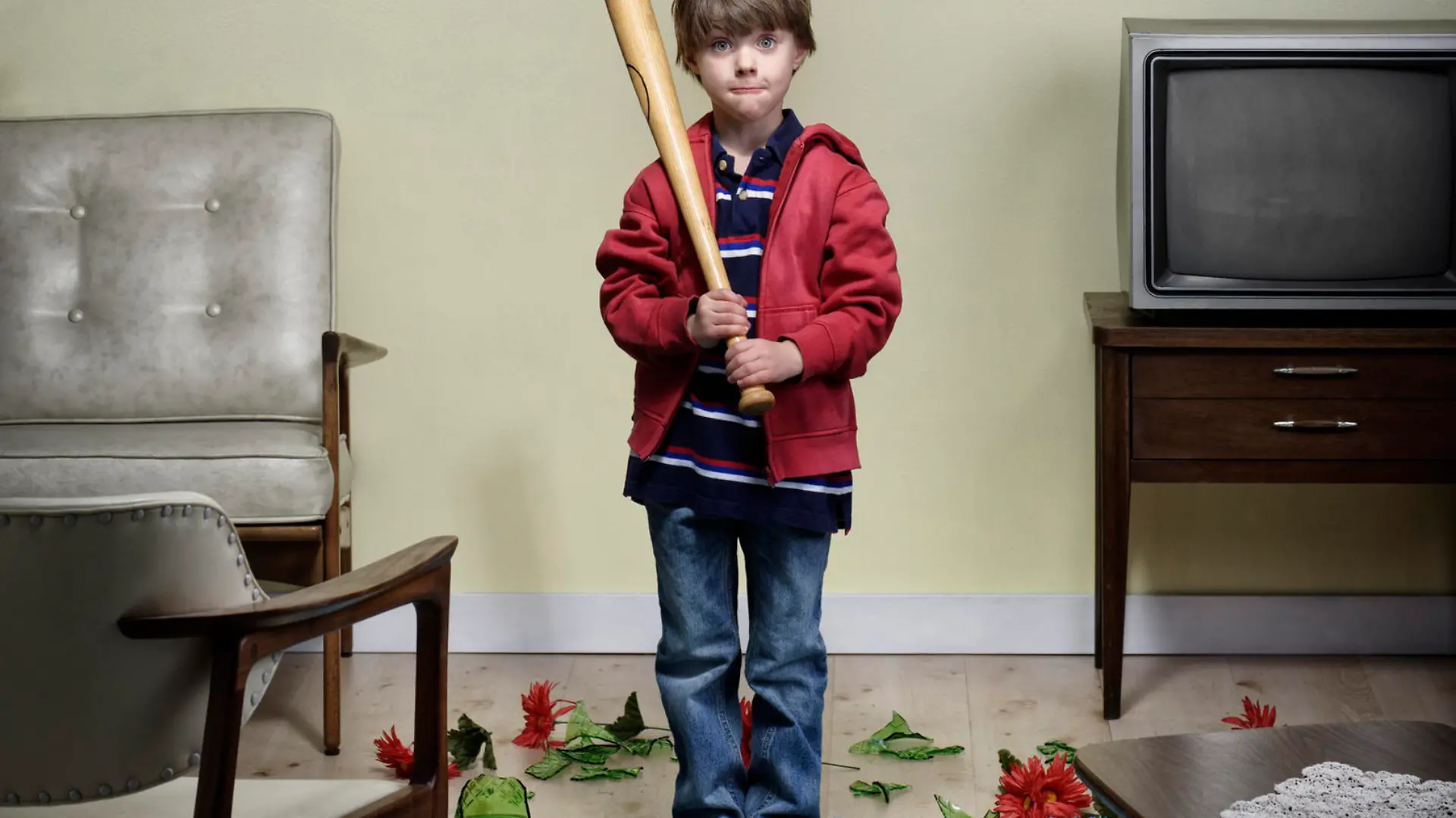 Kind hat mit Baseballschläger Vase kaputt gemacht