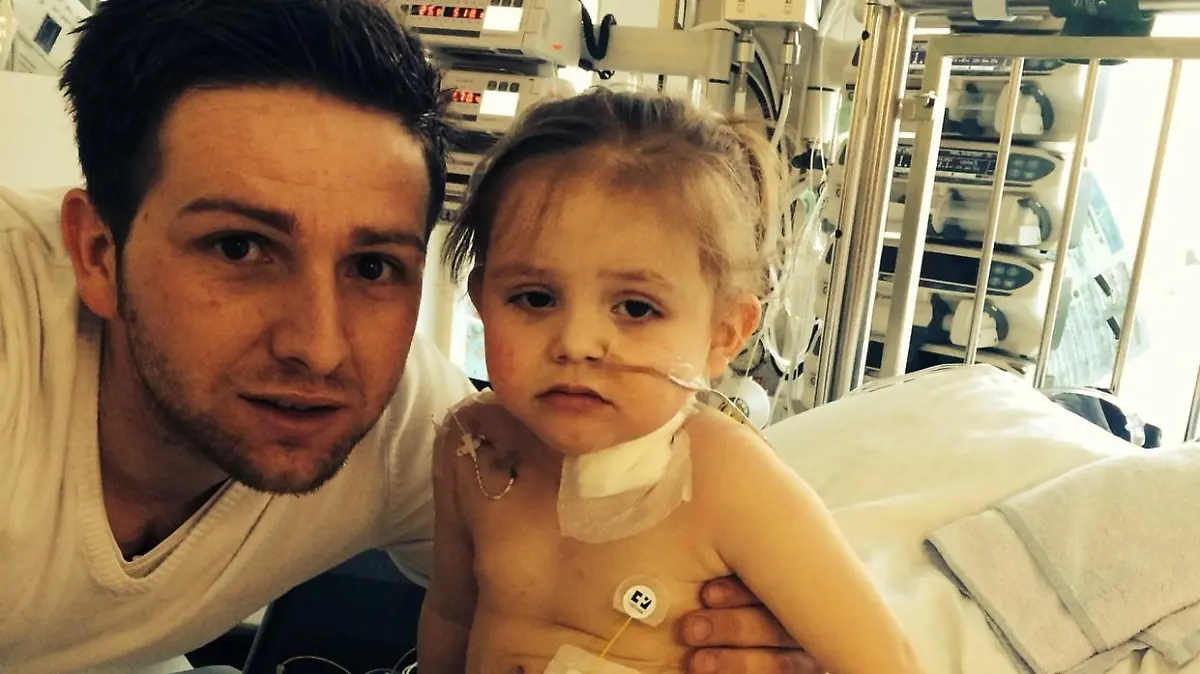 Alisa als Baby im Krankenhaus.