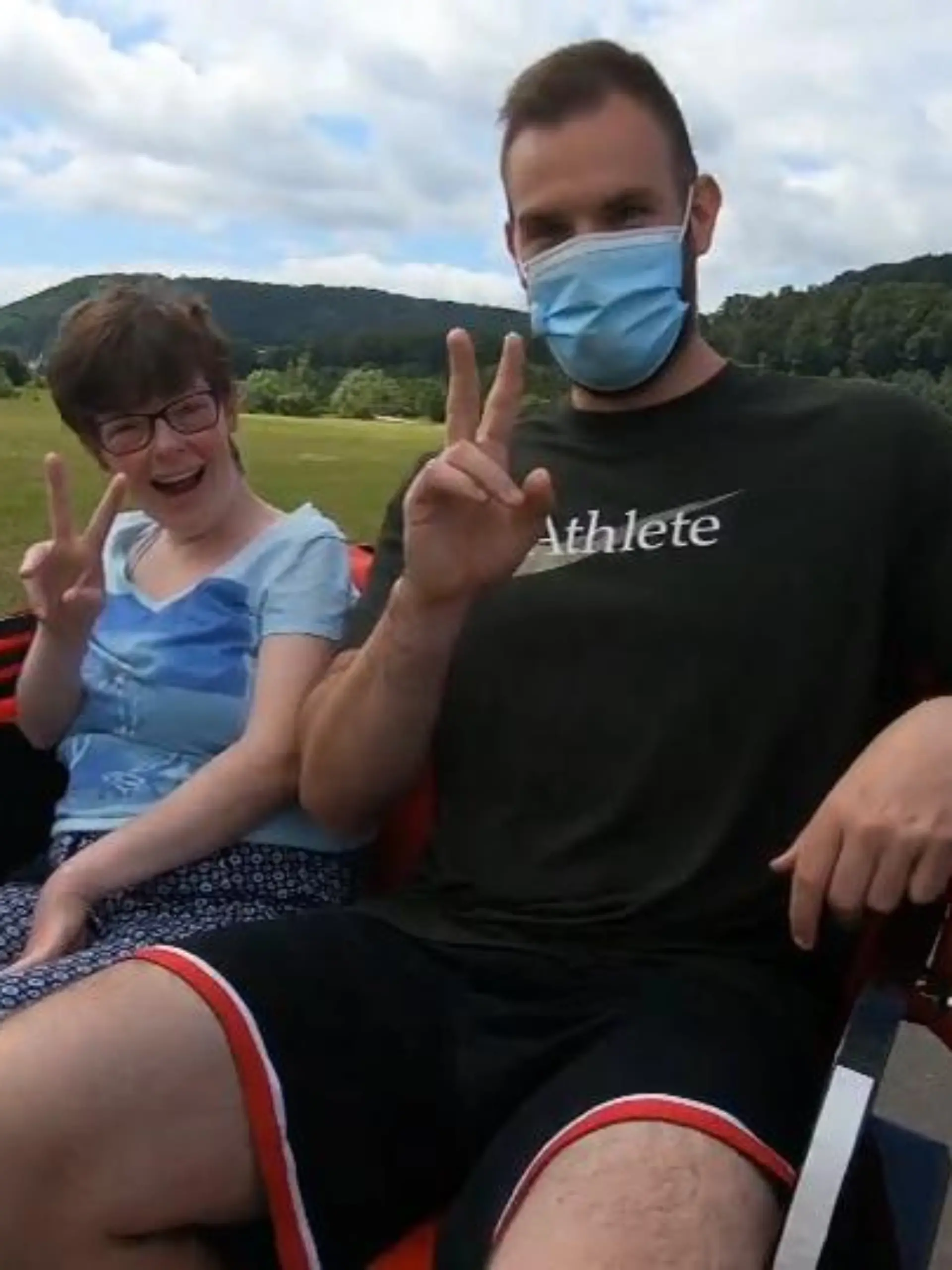 Die letzten Monate waren wirklich nicht leicht – die Corona-Zahlen waren hoch, das Sozialleben praktisch eingefroren. Vor allem für die Bewohner von Altenheimen oder Menschen mit Handicap war es eine einsame Zeit. Doch mit dem Sommer kommen nun auch sinkende Zahlen und steigende Impfungen – und das Sozialleben nimmt endlich wieder Fahrt auf. In Marburg hat man diese Tatsache wörtlich genommen, denn hier rollt nun eine Rikscha durch die Straßen. Und diese Aktion freut vor allem die Bewohner des Altenheims und der Lahnwerkstätten.