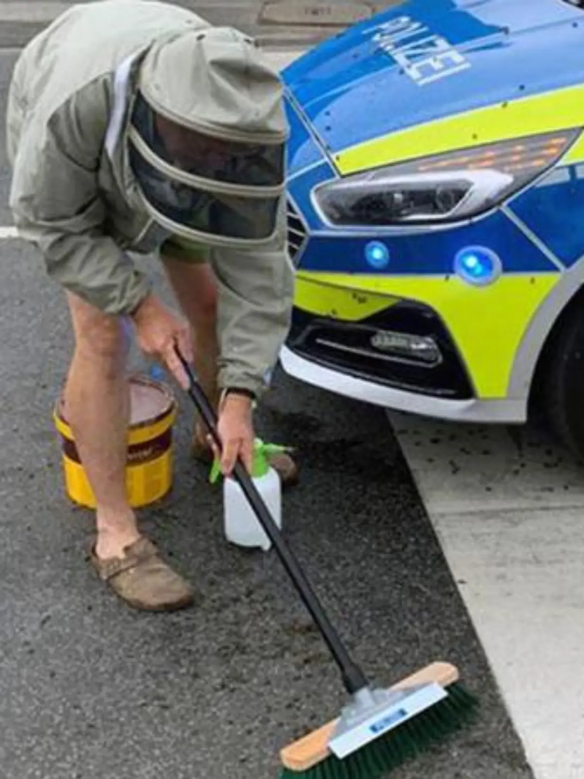 Polizei Köln sperrt Straße. Imker rettet Bienenvolk.