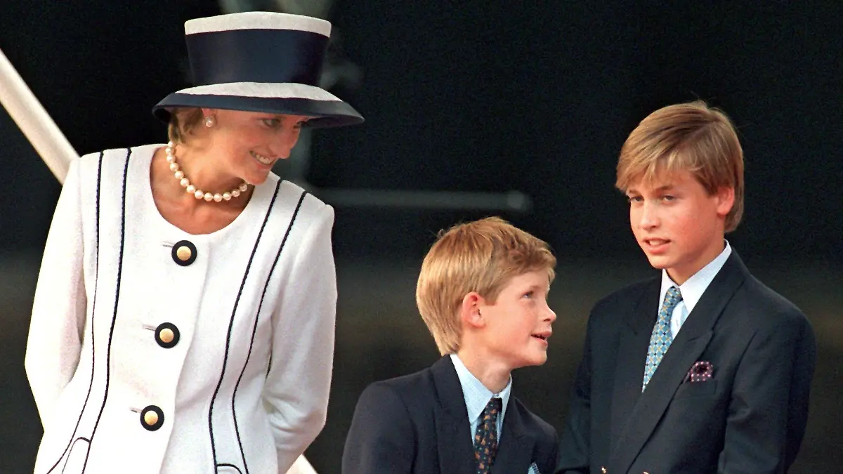Prinzessin Diana am 19.8.1995 beim 50. Jahrestag des Kriegsendes in Fernost mit ihren Söhnen Prinz Harry und Prinz William sowie Ehemann, Prinz Charles (l-r) in London. Geboren am 14.11.1948 in London, wurde Prinz Charles nach der Inthronisierung seiner Mutter 1952 Thronerbe. 1969 folgte die Investitur zum Prinzen von Wales. 1981 heiratete er Lady Diana Spencer. Aus der 1996 geschiedenen Ehe stammen zwei Söhne: die Prinzen William und Harry. Charles ist ein vielseitiger Sportler, leidenschaftlicher Jäger und beschäftigt seit 1988 mit biologischem Landanbau. Er gilt als großer Liebhaber klassischer Musik und macht als Aquarellmaler von sich reden. Am 14. November 1998 feiert der Prinz von Wales seinen 50. Geburtstag.