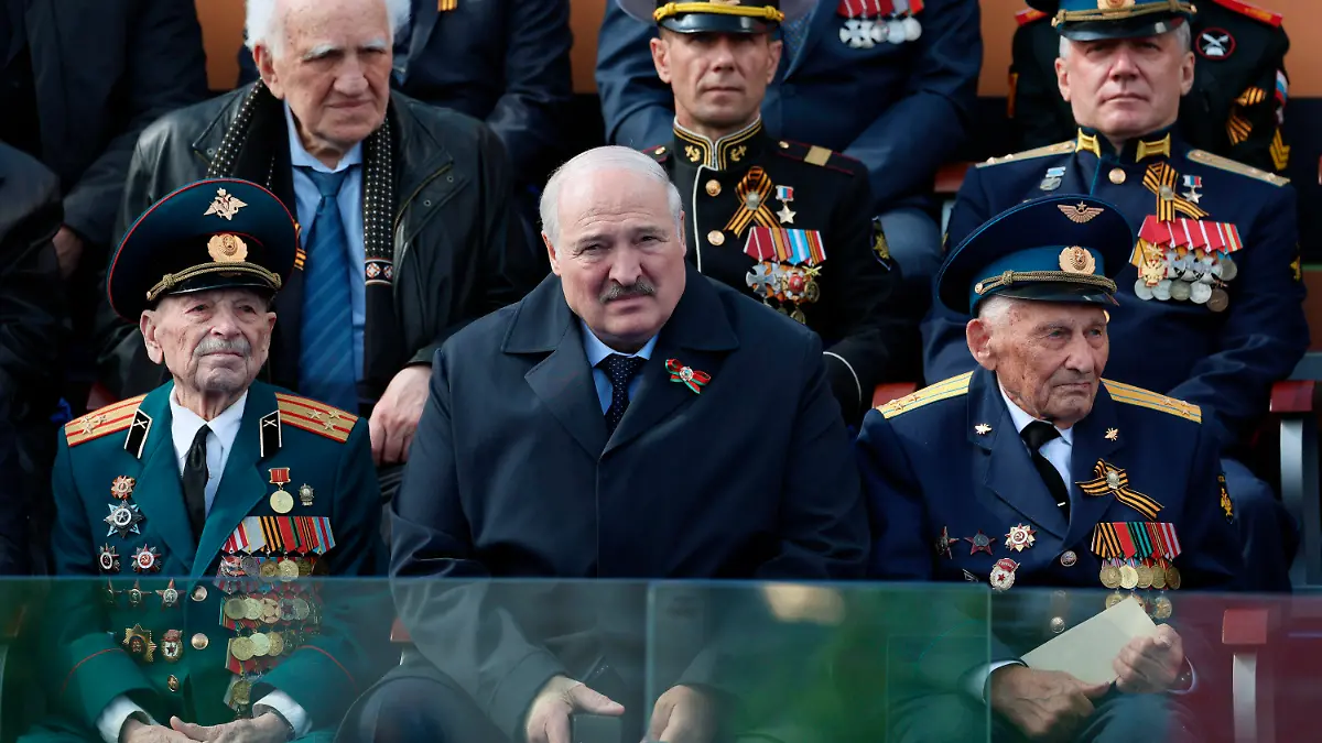 09.05.2023, Russland, Moskau: Der belarussische Präsident Alexander Lukaschenko (M) beobachtet neben Veteranen die Militärparade zum Tag des Sieges anlässlich des 78. Jahrestages des Endes des Zweiten Weltkrieges auf dem Roten Platz in Moskau. Foto: Gavriil Grigorov/Pool Sputnik Kremlin/AP/dpa +++ dpa-Bildfunk +++