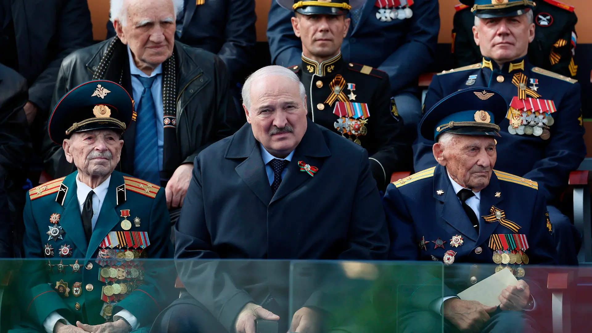 09.05.2023, Russland, Moskau: Der belarussische Präsident Alexander Lukaschenko (M) beobachtet neben Veteranen die Militärparade zum Tag des Sieges anlässlich des 78. Jahrestages des Endes des Zweiten Weltkrieges auf dem Roten Platz in Moskau. Foto: Gavriil Grigorov/Pool Sputnik Kremlin/AP/dpa +++ dpa-Bildfunk +++