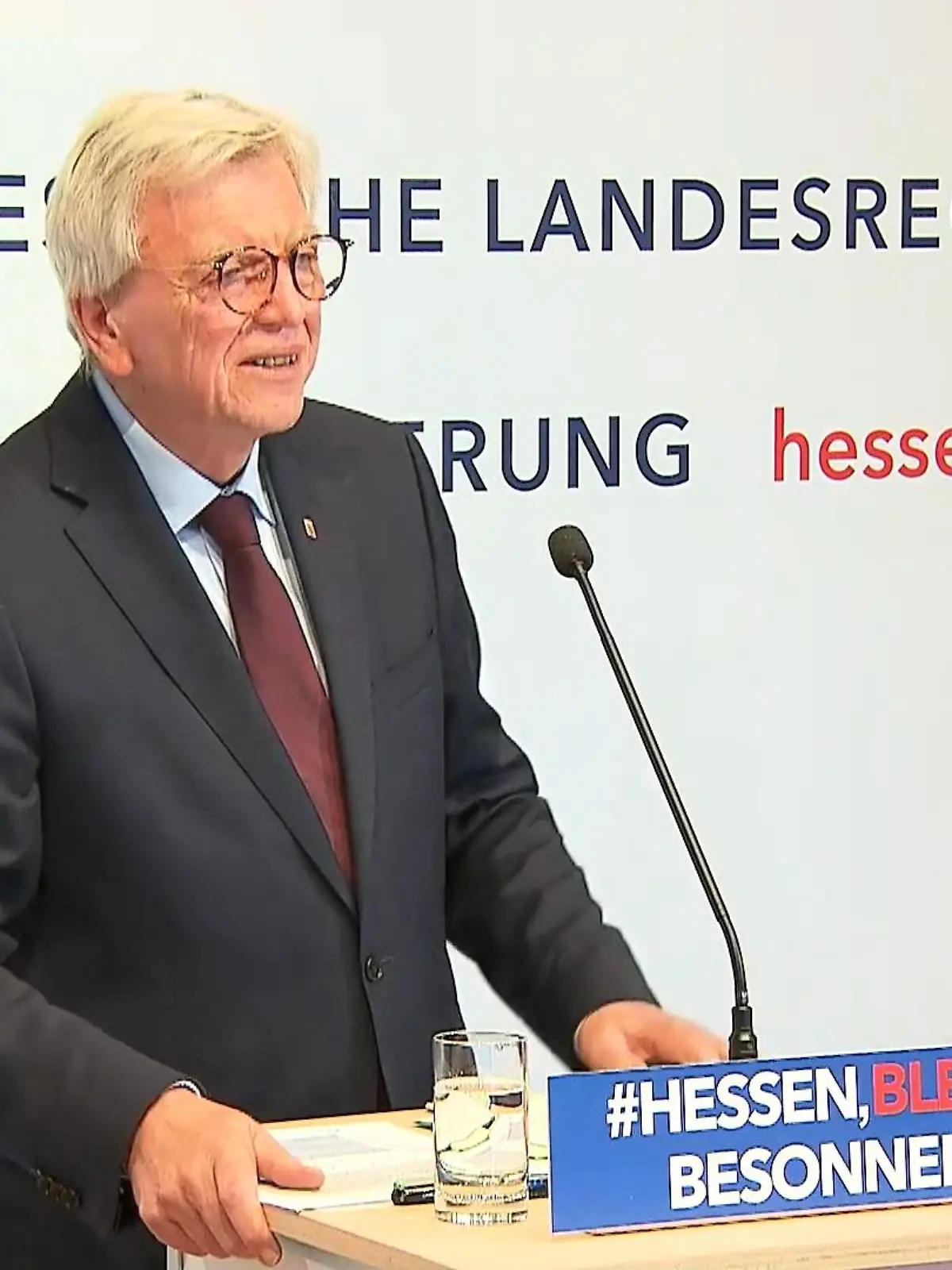 Es scheint so, als würde es endlich bergauf gehen. Die Corona-Zahlen sinken und die Impfungen schreiten weiter voran.Die aktuelle landesweite Sieben-Tage-Inzidenz liegt aktuell bei 10. Ministerpräsident Volker Bouffier (CDU) mahnt aber weiterhin zur Vorsicht. Grund dafür ist die Delta-Variante des Corona-Virus, welche sich in Deutschland immer mehr ausbreitet. Am Dienstag hat sich der Ministerpräsident mit dem Corona-Kabinett beraten und neue Beschlüsse vorgestellt.