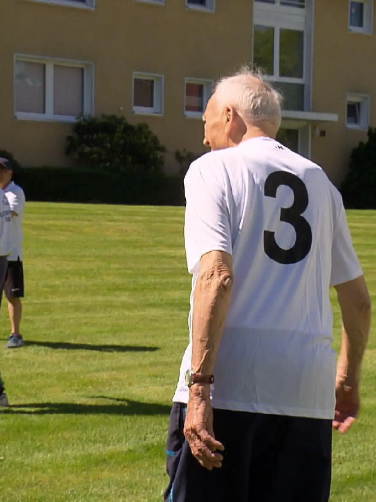 Bild zu: "Rentner aus Bochum spielt Volleyball"