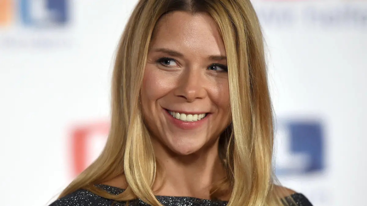 ARCHIV - 24.11.2016, Nordrhein-Westfalen, Köln: Die Schauspielerin Tanja Szewczenko lächelt beim RTL-Spendenmarathon vor einer Fotowand. (zu dpa: «Ex-Eiskunstläuferin Tanja Szewzcenko schwärmt noch immer für das Eis ») Foto: Henning Kaiser/dpa +++ dpa-Bildfunk +++