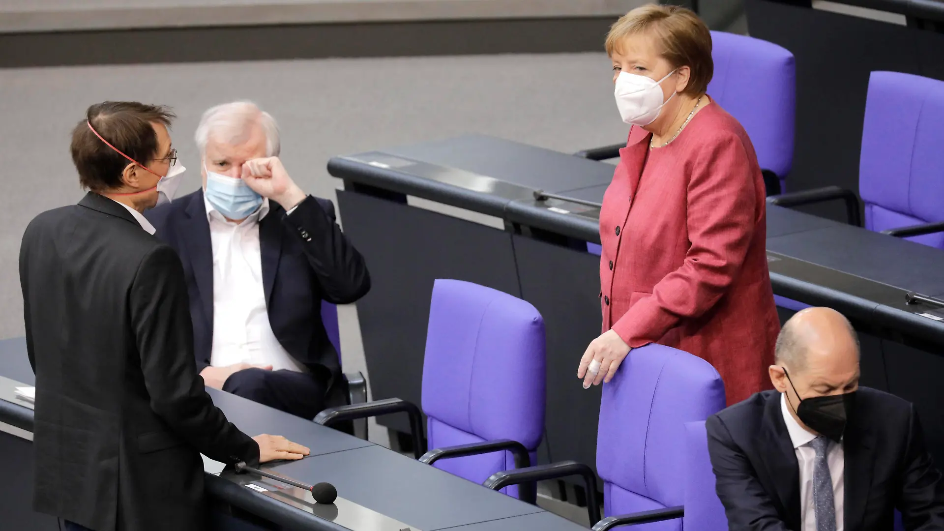 Karl Lauterbach, MdB, SPD, Horst Seehofer, Bundesminister des Innern, fuer Bau und Heimat, CSU, Angela Merkel, Bundeskanzlerin, CDU, Olaf Scholz, Bundesminister der Finanzen, SPD, Debatte zum Bevoelkerungsschutzgesetz im Deutschen Bundestag, 222. Bundestagssitzung, DEU, Berlin, 16.04.2021 *** Karl Lauterbach, Member of the Bundestag, SPD, Horst Seehofer, Federal Minister of the Interior, for Construction and Home Affairs, CSU, Angela Merkel, Federal Chancellor, CDU, Olaf Scholz, Federal Minister of Finance, SPD, Debate on the Population Protection Act in the German Bundestag, 222 Bundestag session, DEU, Berlin, 16 04 2021