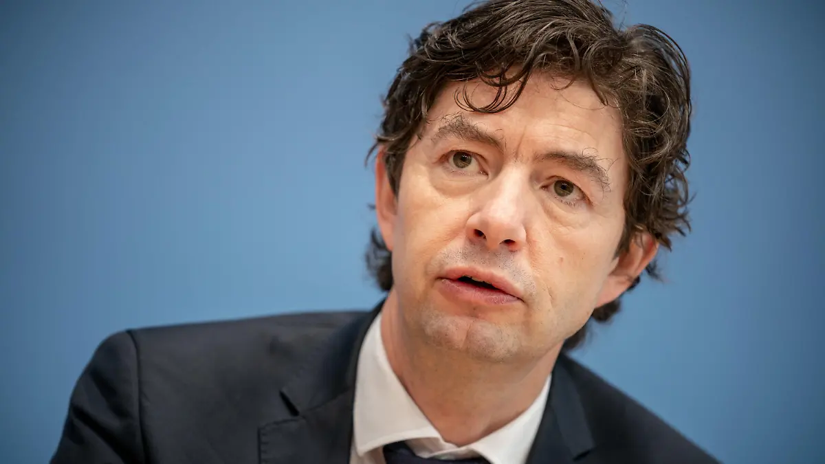 ARCHIV - 22.01.2021, Berlin: Christian Drosten, Direktor Institut für Virologie, Charité Berlin nimmt an einer Pressekonferenz zur aktuellen Lage um die Corona Pandemie teil. (zu dpa «Ein Jahr «Coronavirus-Update»: Tempo beim Impfen ist entscheidend») Foto: Michael Kappeler/dpa +++ dpa-Bildfunk +++