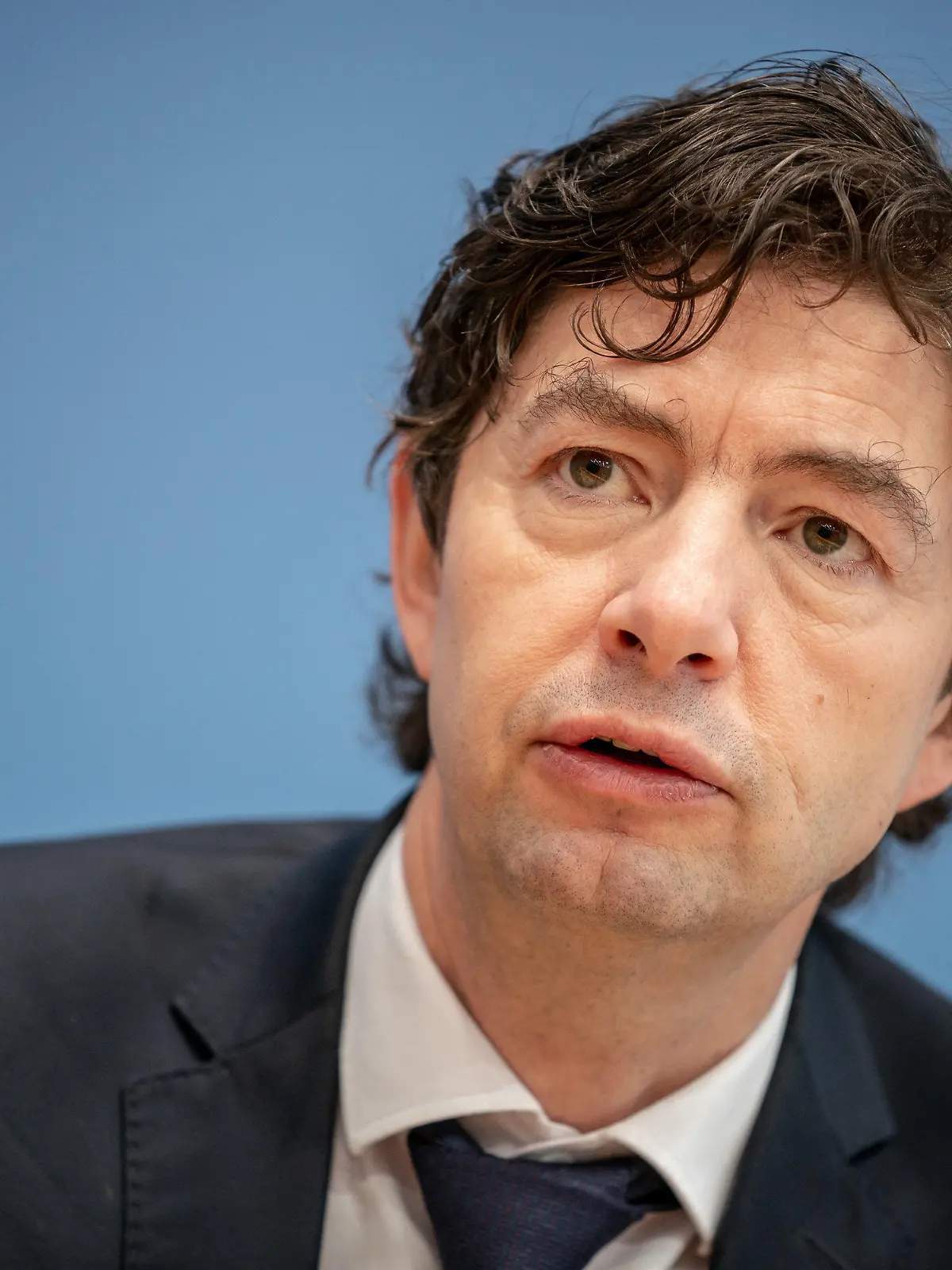 ARCHIV - 22.01.2021, Berlin: Christian Drosten, Direktor Institut für Virologie, Charité Berlin nimmt an einer Pressekonferenz zur aktuellen Lage um die Corona Pandemie teil. (zu dpa «Ein Jahr «Coronavirus-Update»: Tempo beim Impfen ist entscheidend») Foto: Michael Kappeler/dpa +++ dpa-Bildfunk +++