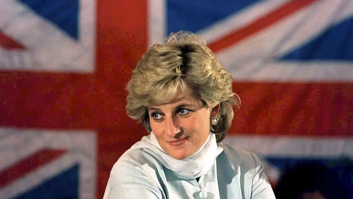 ARCHIV - Prinzessin Diana vor der britischen Fahne in Pakistan (Archivfoto vom 22.02.1996). Am 31.08.2007 jährt sich zum zehnten Mal der Todestag von Prinzessin Diana, die bei einem Autounfall in Paris ums Leben kam. Die spätere Prinzessin von Wales wird am 01.07.1961 als Lady Diana Frances Spencer auf dem königlichen Gut Sandringham geboren. Am 29.07.1981 heiratete sie den englischen Thronfolger Prinz Charles. Foto: John Giles (zu dpa-Themenpaket zum 10. Todestag von Prinzessin Diana vom 30.08.2007) +++(c) dpa - Bildfunk+++