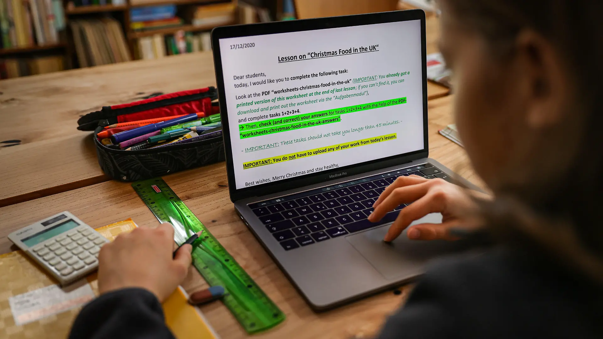 ARCHIV - 16.12.2020, Schleswig-Holstein, Wentorf: Ein Schüler löst am Laptop Zuhause seine Schulaufgaben, die ihm seine Lehrer für den Tag über den Schulserver geschickt haben. (zu dpa: «Studie: Distanzunterricht so effektiv wie Sommerferien») Foto: Ulrich Perrey/dpa +++ dpa-Bildfunk +++
