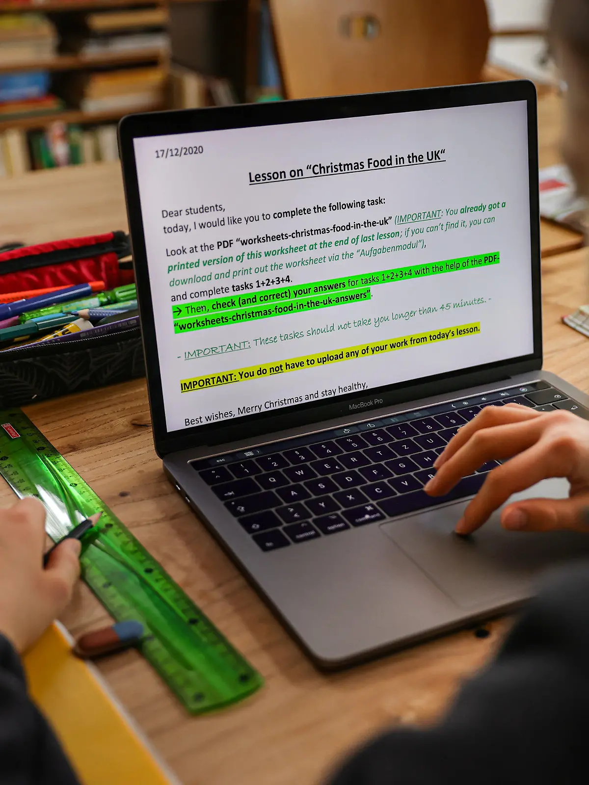 ARCHIV - 16.12.2020, Schleswig-Holstein, Wentorf: Ein Schüler löst am Laptop Zuhause seine Schulaufgaben, die ihm seine Lehrer für den Tag über den Schulserver geschickt haben. (zu dpa: «Studie: Distanzunterricht so effektiv wie Sommerferien») Foto: Ulrich Perrey/dpa +++ dpa-Bildfunk +++