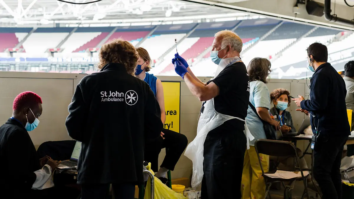 London Stadium Mass Vaccination A person receives a dose of the Pfizer BioNTech COVID-19 vaccine at a mass vaccination centre for those aged 18 and over at the London Stadium in London, Britain, 19 June 2021. A new wave of coronavirus infections is definitely under way in England due to the Delta variant first identified in India, a British government advisory scientist said London United Kingdom musialek-londonst210619_np6gN PUBLICATIONxNOTxINxFRA Copyright: xMaciekxMusialekx 