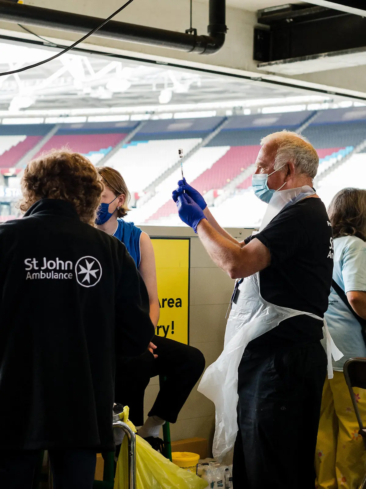 London Stadium Mass Vaccination A person receives a dose of the Pfizer BioNTech COVID-19 vaccine at a mass vaccination centre for those aged 18 and over at the London Stadium in London, Britain, 19 June 2021. A new wave of coronavirus infections is definitely under way in England due to the Delta variant first identified in India, a British government advisory scientist said London United Kingdom musialek-londonst210619_np6gN PUBLICATIONxNOTxINxFRA Copyright: xMaciekxMusialekx 