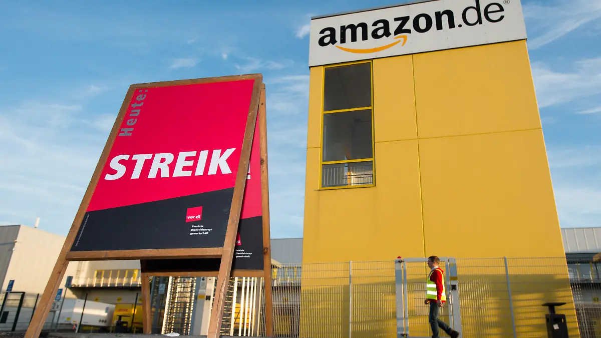 ARCHIV - Ein Streikschild steht am 27.10.2014 vor dem Amazon Logistikzentrum Leipzig (Sachsen). Foto: Peter Endig/dpa (zu dpa "Verdi will mit Streiks das Amazon-Weihnachtsgeschäft weiter stören" vom 30.11.2015) +++(c) dpa - Bildfunk+++