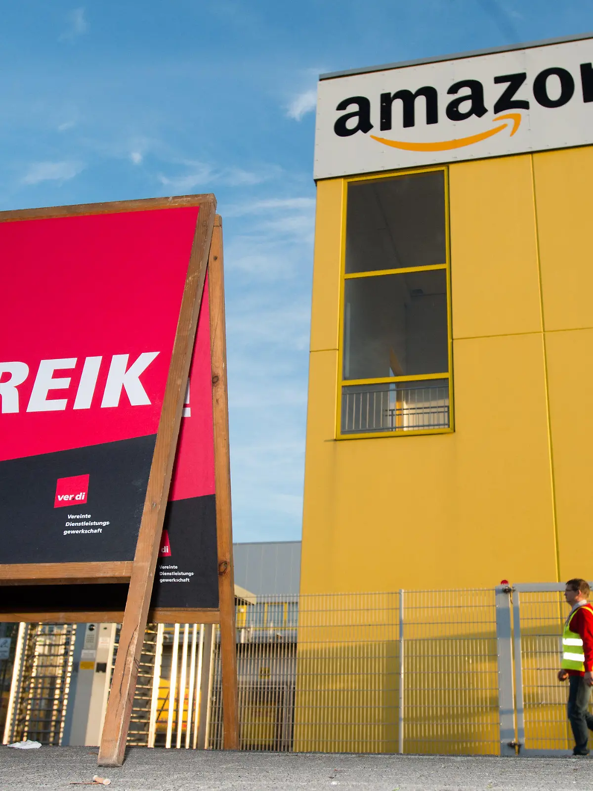 ARCHIV - Ein Streikschild steht am 27.10.2014 vor dem Amazon Logistikzentrum Leipzig (Sachsen). Foto: Peter Endig/dpa (zu dpa "Verdi will mit Streiks das Amazon-Weihnachtsgeschäft weiter stören" vom 30.11.2015) +++(c) dpa - Bildfunk+++