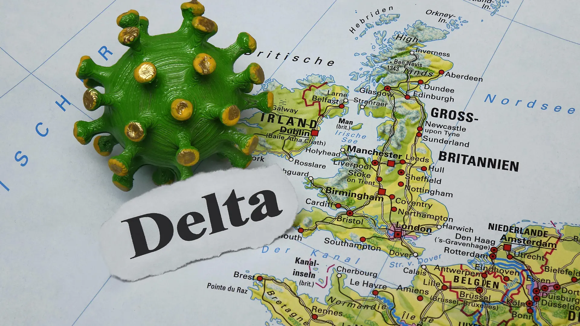 Grossbritannien und Coronamodell Delta Grossbritannien und Coronamodell Delta, 17.06.2021, Borkwalde, Brandenburg, Auf einer Landkarte mit Grossbritannien liegt ein Coronamodell mit dem Schriftzug Delta. *** Great Britain and corona model Delta Great Britain and corona model Delta, 17 06 2021, Borkwalde, Brandenburg, On a map with Great Britain lies a corona model with the writing Delta
