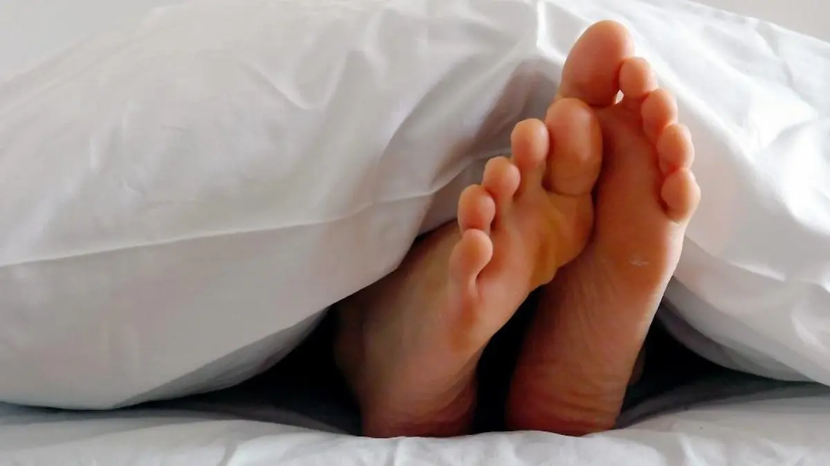 Endlich mal wieder ausschlafen! Was gibt es sch?neres, als ein gem?tlicher Sonntag im Bett. Vorausgesetzt, die F??e bleiben warm. K?ln, Nordrhein-Westfalen, Deutschland, 29.11.2007 | Automated translation: finally sleep again! There's really nothing better than a pleasant Sunday in bed. Provided that the feet stay warm. Cologne, North Rhine-Westphalia, Germany, 29.11.2007,