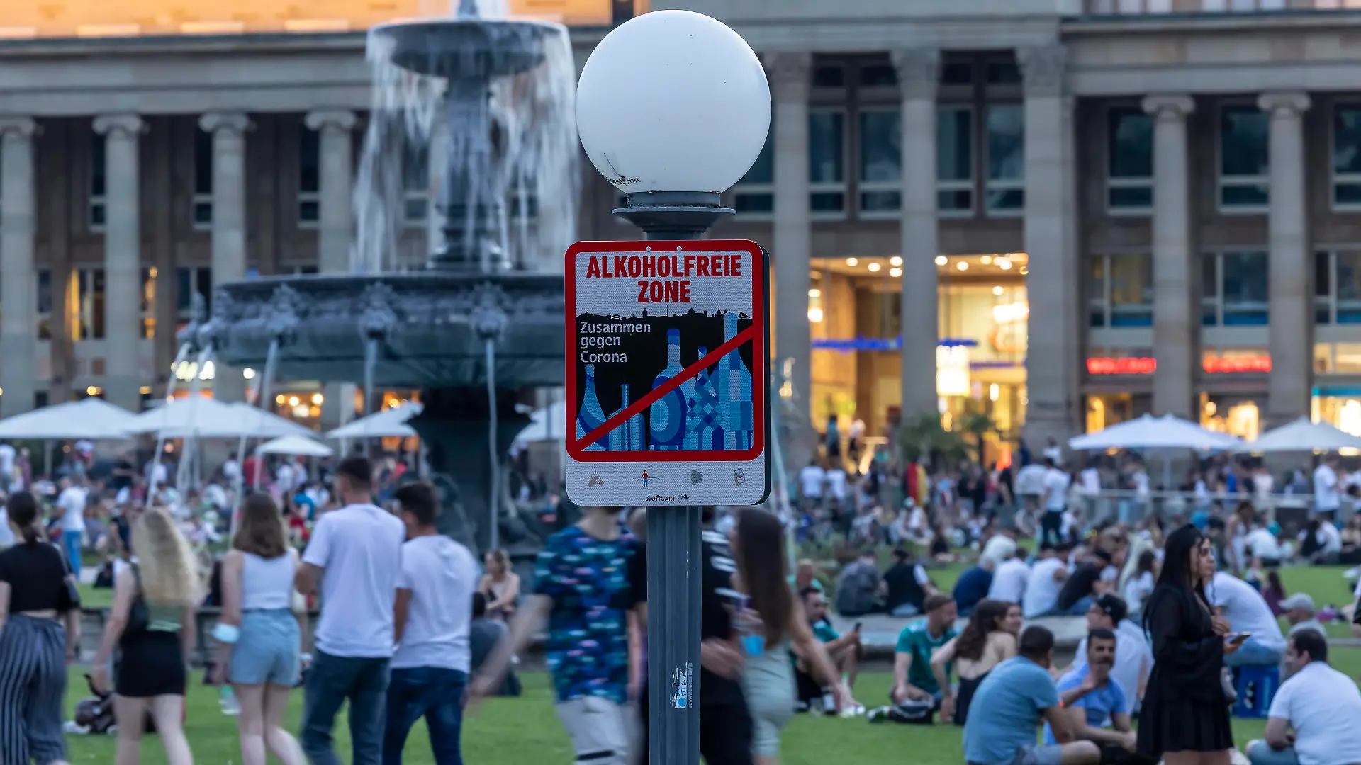  Stuttgart erwacht nach Corona-Lockerungen zu neuem Leben. Die Nacht von Samstag auf Sonntag am Schlossplatz. // 19.06.2021: DEU, Deutschland, Baden-Württemberg, Stuttgart. *** Stuttgart awakens to new life after Corona relaxations Saturday night at Schlossplatz 19 06 2021 DEU, Germany, Baden Württemberg, Stuttgart