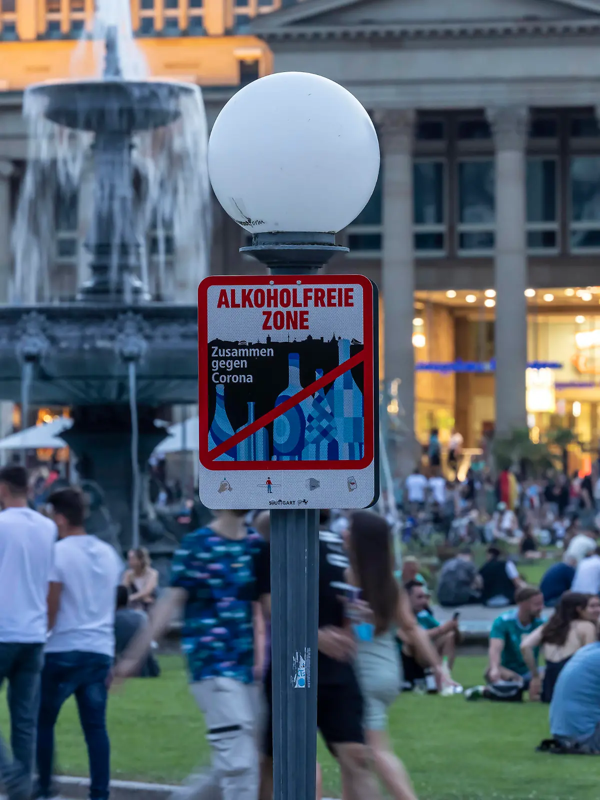  Stuttgart erwacht nach Corona-Lockerungen zu neuem Leben. Die Nacht von Samstag auf Sonntag am Schlossplatz. // 19.06.2021: DEU, Deutschland, Baden-Württemberg, Stuttgart. *** Stuttgart awakens to new life after Corona relaxations Saturday night at Schlossplatz 19 06 2021 DEU, Germany, Baden Württemberg, Stuttgart