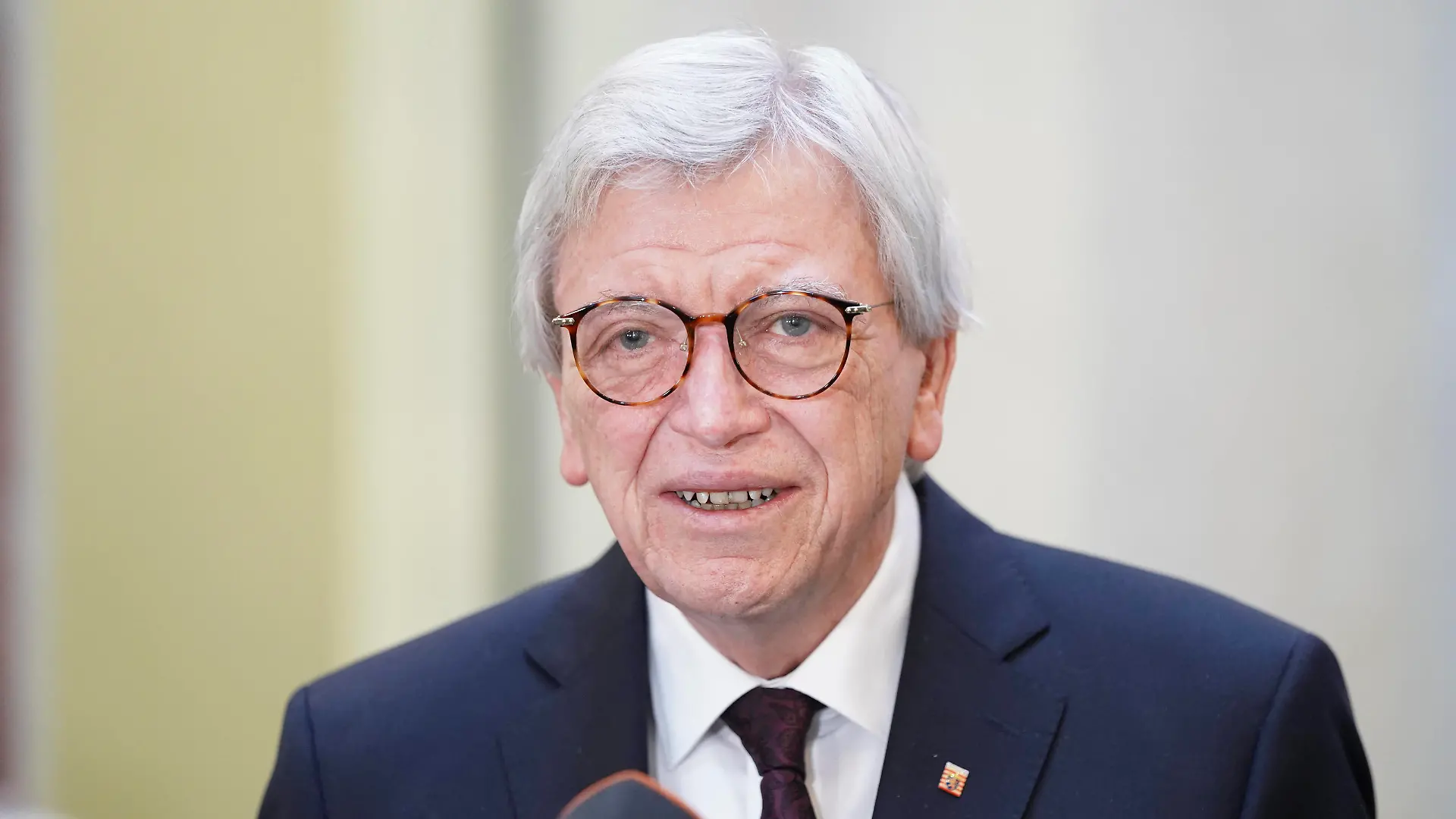 Bundesrat 1000. Sitzung in Berlin Aktuell, 12.02.2021, Berlin, Volker Bouffier CDU der Ministerpraesident von Hessen im Portrait beim TV Interview bei der 1000. Sitzung des Bundesrat in Berlin Berlin Berlin Deutschland *** Bundesrat 1000 meeting in Berlin Current, 12 02 2021, Berlin, Volker Bouffier CDU the Prime Minister of Hesse in the portrait at the TV interview at the 1000 meeting of the Bundesrat in Berlin Berlin Germany