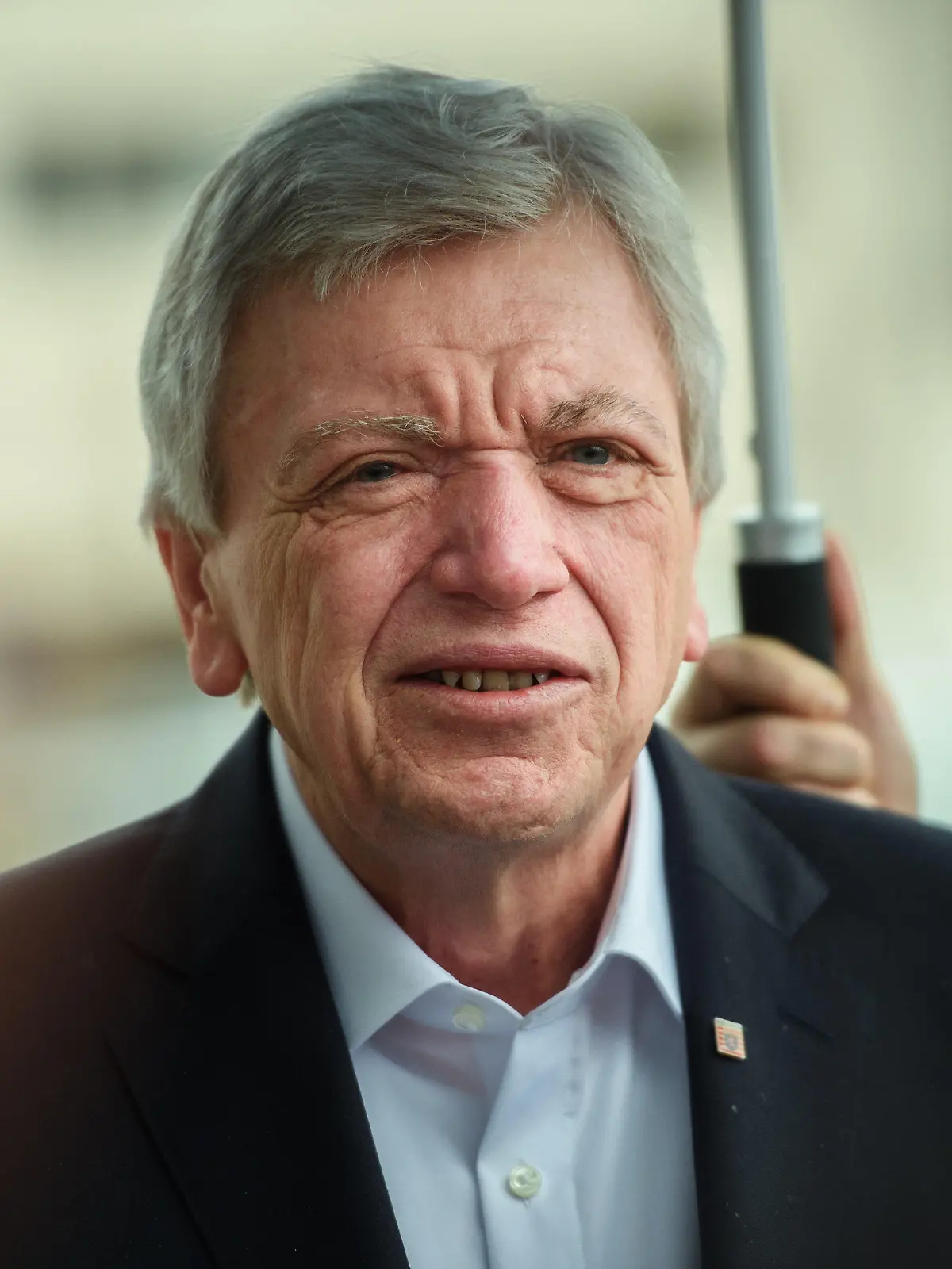 ARCHIV - 10.02.2020, Berlin: Volker Bouffier (CDU), Ministerpräsident von Hessen, kommt zu einer Sitzung des Präsidiums der CDU in das Konrad-Adenauer-Haus. Der Politiker will am Valentinstag früher Feierabend machen, um seiner Frau eine Freude zu bereiten. Foto: Gregor Fischer/dpa +++ dpa-Bildfunk +++