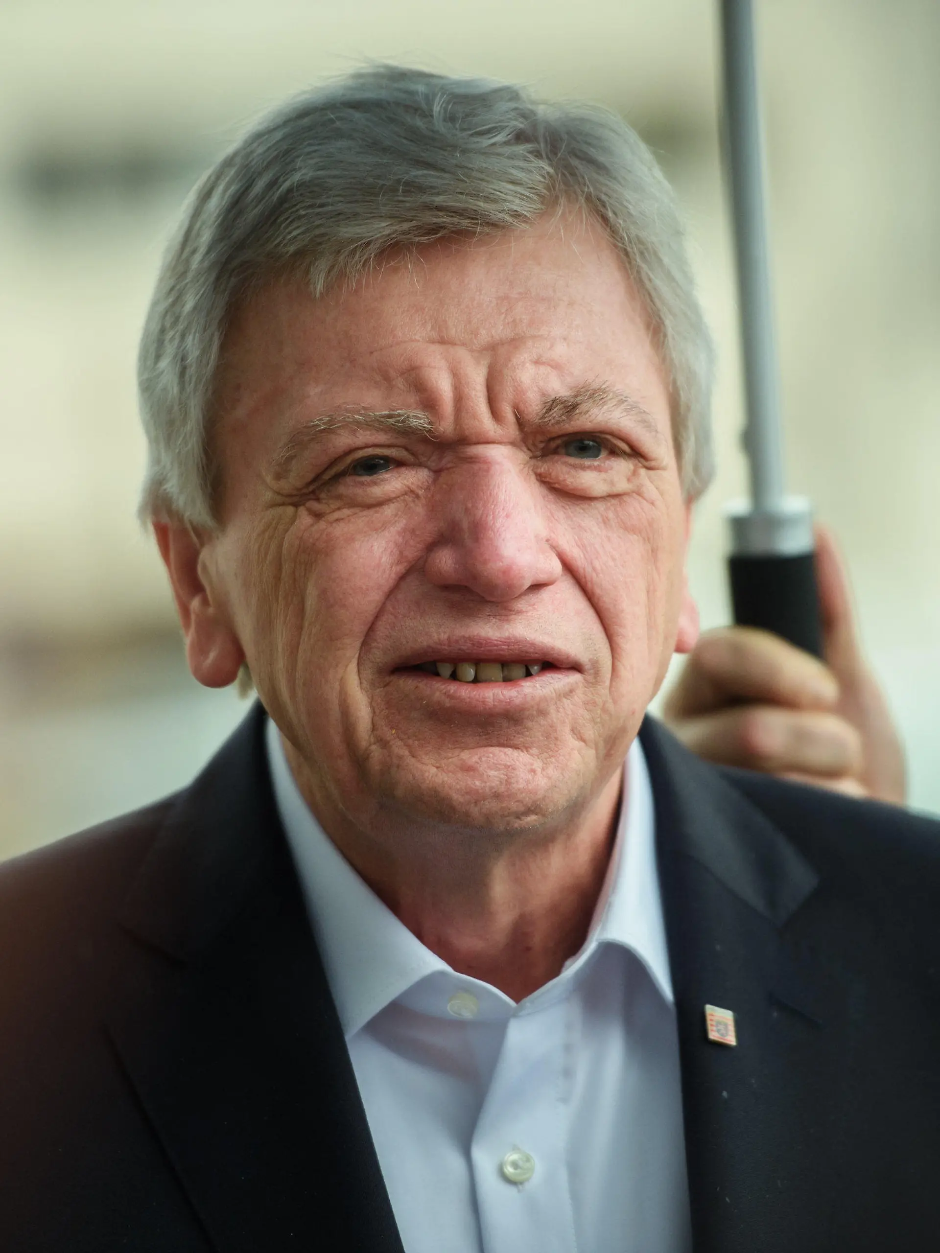 ARCHIV - 10.02.2020, Berlin: Volker Bouffier (CDU), Ministerpräsident von Hessen, kommt zu einer Sitzung des Präsidiums der CDU in das Konrad-Adenauer-Haus. Der Politiker will am Valentinstag früher Feierabend machen, um seiner Frau eine Freude zu bereiten. Foto: Gregor Fischer/dpa +++ dpa-Bildfunk +++