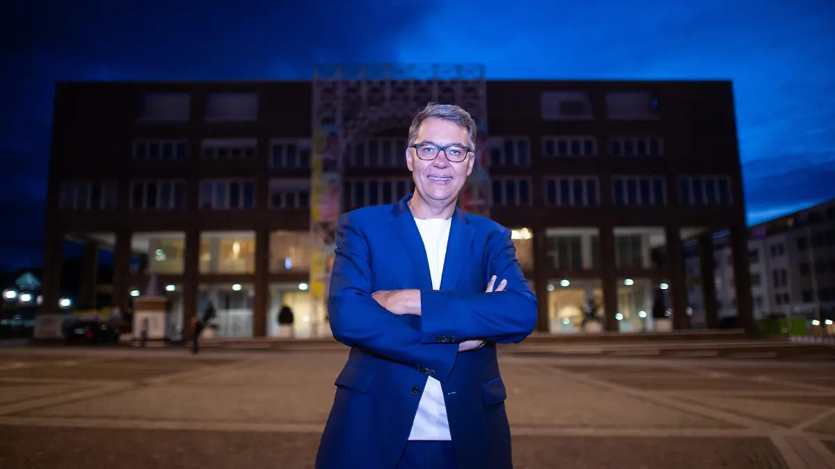 ARCHIV - 27.09.2020, Nordrhein-Westfalen, Dortmund: Thomas Westphal (SPD), Oberbürgermeister von Dortmund, steht in der blauen Stunde vor dem Rathaus. Westphal stellt den Schalkern einen Eintrag ins Goldene Buch der Stadt Dortmund in Aussicht, wenn sie den FC Bayern München besiegen. (zu dpa: «Eintrag ins Goldene Buch: Dortmunds Oberbürgermeister lockt Schalke») Foto: Jonas Güttler/dpa +++ dpa-Bildfunk +++