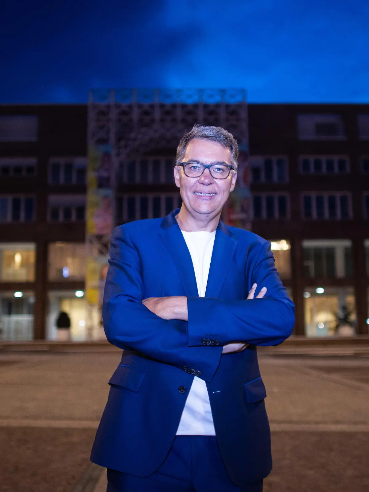 ARCHIV - 27.09.2020, Nordrhein-Westfalen, Dortmund: Thomas Westphal (SPD), Oberbürgermeister von Dortmund, steht in der blauen Stunde vor dem Rathaus. Westphal stellt den Schalkern einen Eintrag ins Goldene Buch der Stadt Dortmund in Aussicht, wenn sie den FC Bayern München besiegen. (zu dpa: «Eintrag ins Goldene Buch: Dortmunds Oberbürgermeister lockt Schalke») Foto: Jonas Güttler/dpa +++ dpa-Bildfunk +++