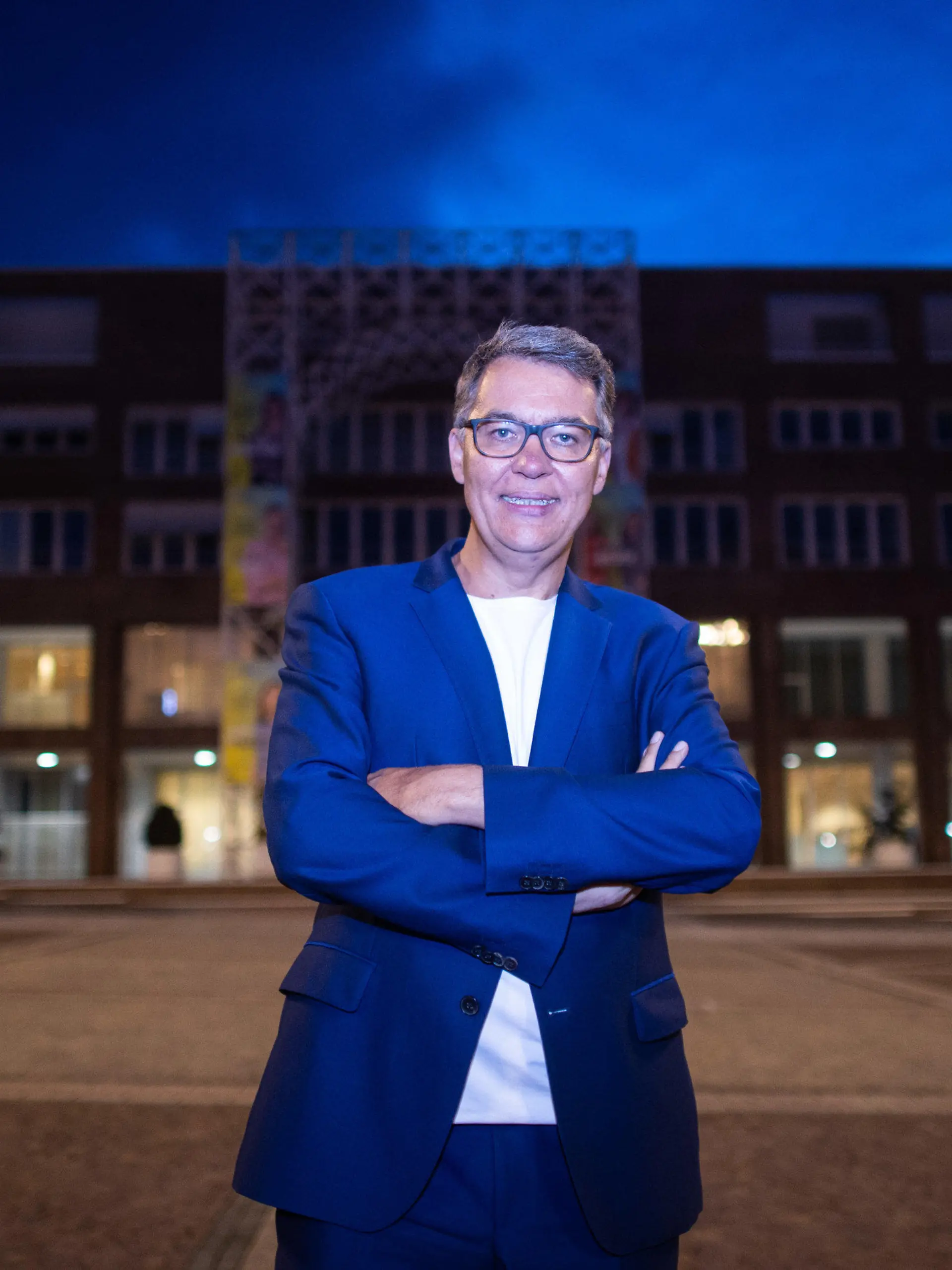 ARCHIV - 27.09.2020, Nordrhein-Westfalen, Dortmund: Thomas Westphal (SPD), Oberbürgermeister von Dortmund, steht in der blauen Stunde vor dem Rathaus. Westphal stellt den Schalkern einen Eintrag ins Goldene Buch der Stadt Dortmund in Aussicht, wenn sie den FC Bayern München besiegen. (zu dpa: «Eintrag ins Goldene Buch: Dortmunds Oberbürgermeister lockt Schalke») Foto: Jonas Güttler/dpa +++ dpa-Bildfunk +++