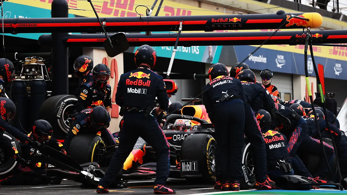 LE CASTELLET, FRANCE - JUNE 20: Max Verstappen of the Netherlands driving the (33) Red Bull Racing RB16B Honda makes a pitstop during the F1 Grand Prix of France at Circuit Paul Ricard on June 20, 2021 in Le Castellet, France. (Photo by Mark Thompson/Getty Images)